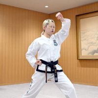 大会でも披露した型を演武する成沢さん＝千葉市役所