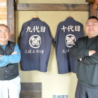 ９代目棟梁の石井正明社長（左）と１０代目を継承する息子の良次専務