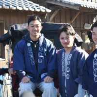 人力車を体験して笑顔を見せる千葉ロッテの（左から）冨士、石垣元、毛利、大聖

