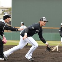 山本、名手と徹底特守　都城キャンプ　千葉ロッテ