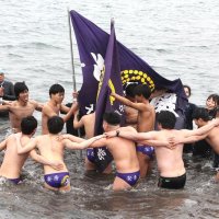 肩を組み、輪になって水しぶきを上げる安房高の生徒ら＝７日、館山市
