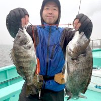 防波堤で釣り上げたクロダイ（写真は「守山丸」提供）

