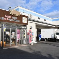 工場に併設する直売所では新鮮な豚肉や揚げたての総菜が販売され、多くの客が訪れる
