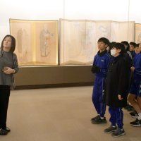 成田山書道美術館で美術作品について理解を深める児童ら