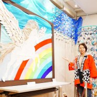 月の沙漠記念館に飾られた町商工会女性部のテーマ作品。翼を広げるペガサスと明るい虹を布や毛糸を使い制作した＝御宿町
