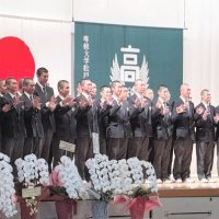 「甲子園で優勝をつかみ取る」という意味を込め、かけ声とともにポーズを決める専大松戸の選手たち