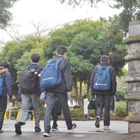 試験会場に入る受験生たち＝１７日朝、県立千葉高