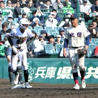北照―専大松戸　４回表専大松戸１死一、二塁、右中間に２点三塁打を放った柴田（左）＝２１日、甲子園