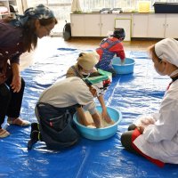塩切りこうじを作る児童＝神崎町立米沢小
