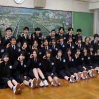 黒板アートと記念撮影をする３年Ｃ組の生徒＝６日、山武市