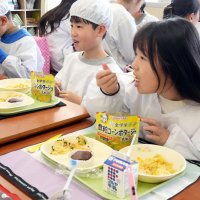 防災給食、備え学ぶ　小中学校特別メニュー　旭　備蓄品活用、スプーン１本で　【大震災ちば１５年】 