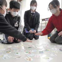 郷土かるたに児童夢中　いすみ　大原高生オリジナル　いすみ鉄道、万木城…地域の魅力満載