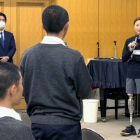 人生の壁乗り越えるには　パラ選手秦さん「選択が生き方変える」　野球部員がヒント学ぶ　君津・翔凜高