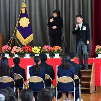 卒業式で手話を取り入れて行われた伊藤校長の式辞＝１７日、長生村

