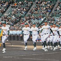 第９８回選抜高校野球大会の開会式で、入場行進する専大松戸の選手ら＝１９日午前、兵庫県西宮市の甲子園球場