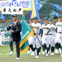 開会式リハーサルで、入場行進する専大松戸の選手ら＝甲子園