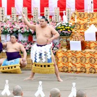 信徒会館再建へ地鎮祭　両横綱が手数入り　成田山新勝寺