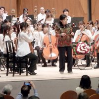 万雷の拍手で指揮台に別れ　千葉県少年少女オーケストラ　佐治さん後任に下野さん