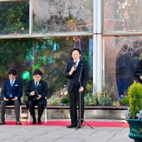 内覧会であいさつする西田社長（中央）＝２日、千葉市美浜区