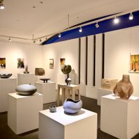 ２階エリアは現在、デンマーク出身のアーティストの花器が展示されている＝２日、千葉市美浜区