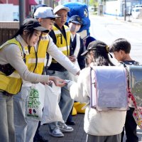 外国人実習生が見守り　児童に声かけ、啓発物配布　銚子