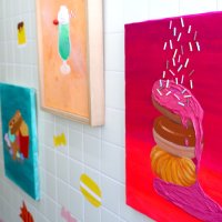 暗いイメージのあるトイレを華やかにした成田北高生徒の作品