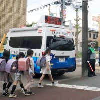 千葉北署員に見守られながら下校する児童たち