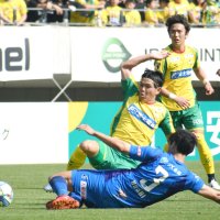 １１日の水戸戦で滑り込みながら競り合う千葉・小林祐（中央奥）＝フクアリ