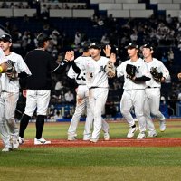 オリックス戦に勝利しタッチを交わす千葉ロッテナイン