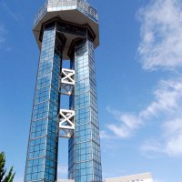 特徴的なツインタワー構造の全景