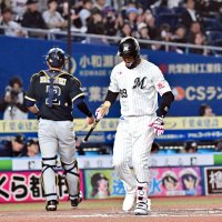 ７回千葉ロッテ２死一塁、空振り三振し、悔しがる代打のソト