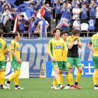 第１３節で横浜Ｍに敗れ、肩を落とす千葉・河野（右）ら。浦和戦では５戦ぶり白星を目指す
