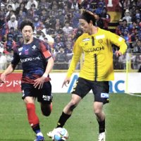 柏ーＦＣ東京　後半、競り合う柏・汰木（右）＝三協フロンテア柏スタジアム