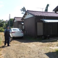 殺人未遂事件のあった現場付近を警戒する警察官＝１６日午前９時ごろ、市原市大坪（写真は一部加工しています）