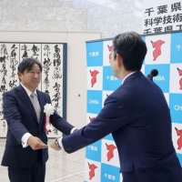 高性能カーボンロール開発　サンレイ工機（白井市）津覇さん　県科学技術功労者表彰　液晶の品質支える