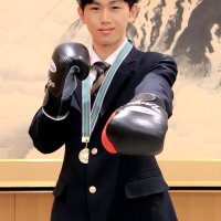 全国高校ボクシング選抜大会で優勝した菊池太陽さん（１７）＝２１日、千葉市役所