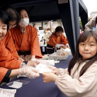 ２０年続いた「二十八市」有終のにぎわい　名物コロッケに長蛇の列　大多喜