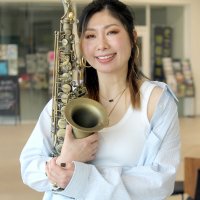 サックスを抱えるＷａＫａＮａさん＝４月２９日、袖ケ浦市
