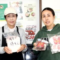 自ら解体し、商品化したイノシシの肉を見せる上田訓子さん（左）と梶山奈々さん＝館山市