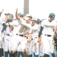 サヨナラで東京学館浦安を下して春の県大会４連覇を決め、喜ぶ専大松戸の選手ら＝３日、千葉市の県総合スポーツセンター野球場