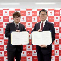 協定書に調印した千葉大の横手学長（右）とトリプルアイズの片渕ＣＥＯ＝１日、千葉市稲毛区