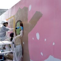 さわやか初夏に満開の桜　新庁舎建設仮囲いに描く　八千代・３中学の美術部員