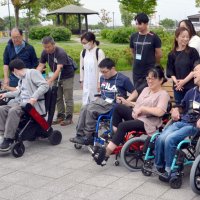 新しい車いす「コギー」を体験する参加者＝市原市の上総更級公園