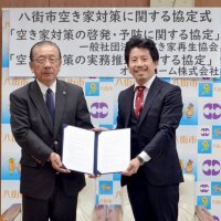 協定を締結した北村市長（左）と菊池代表理事＝八街市役所
