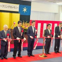オープニングセレモニーで行われたテープカットには熊谷知事（左から４人目）らが出席した＝１３日午後、千葉市中央区
