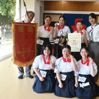 女子で優勝した成田＝県総合SC弓道場
