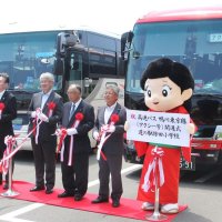 高速バスを背にテープカットし、写真撮影する関係者ら＝１６日、鋸南町
