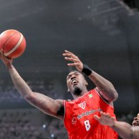 長崎─千葉Ｊ　第１クオーター、シュートを放つ千葉Ｊ・リトル＝１６日、長崎市のハピネスアリーナ