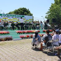 特設ステージでは地元の団体や芸人によるパフォーマンスが披露された＝１７日、東金市家徳の浅井病院
