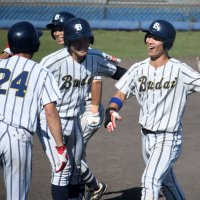 武道大―千経大　３回裏武道大１死満塁、逆転の満塁本塁打を放った沢登（右）が仲間に出迎えられる＝長生の森